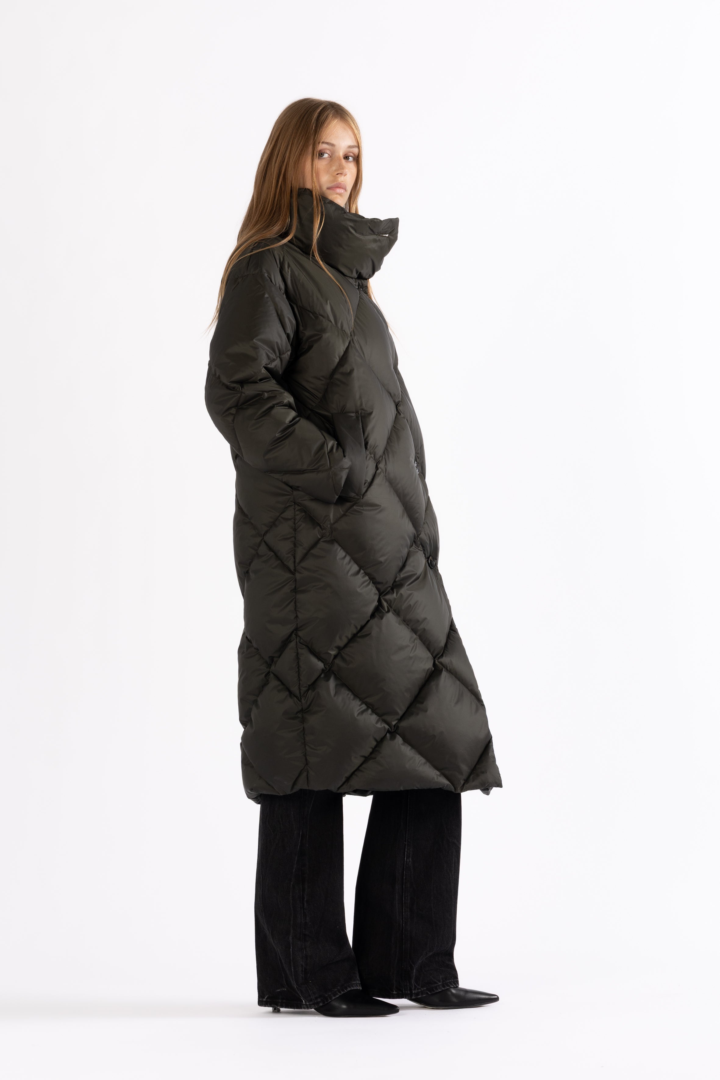 ICONIC DIAMOND QUILT DOWN COAT DEA