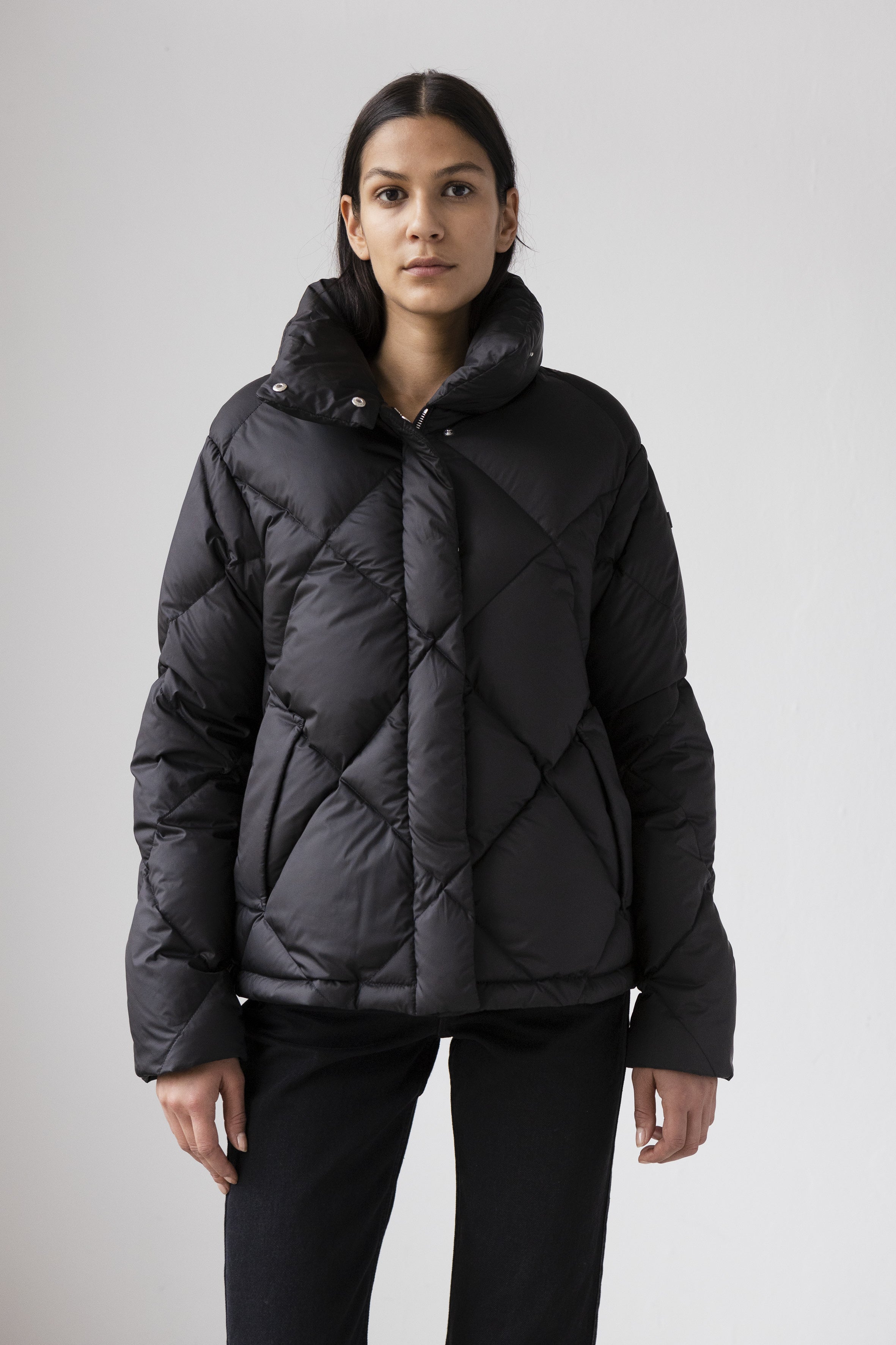 short Diamond quilted Lempelius Jacket in color black