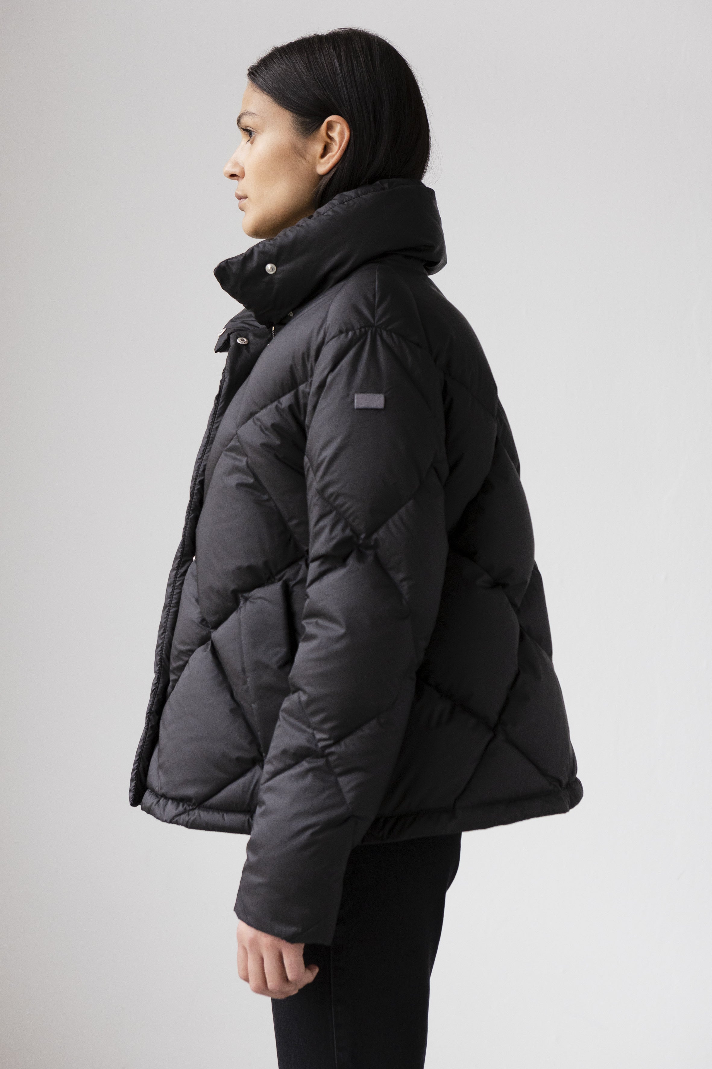 short Diamond quilted Lempelius Jacket in color black
