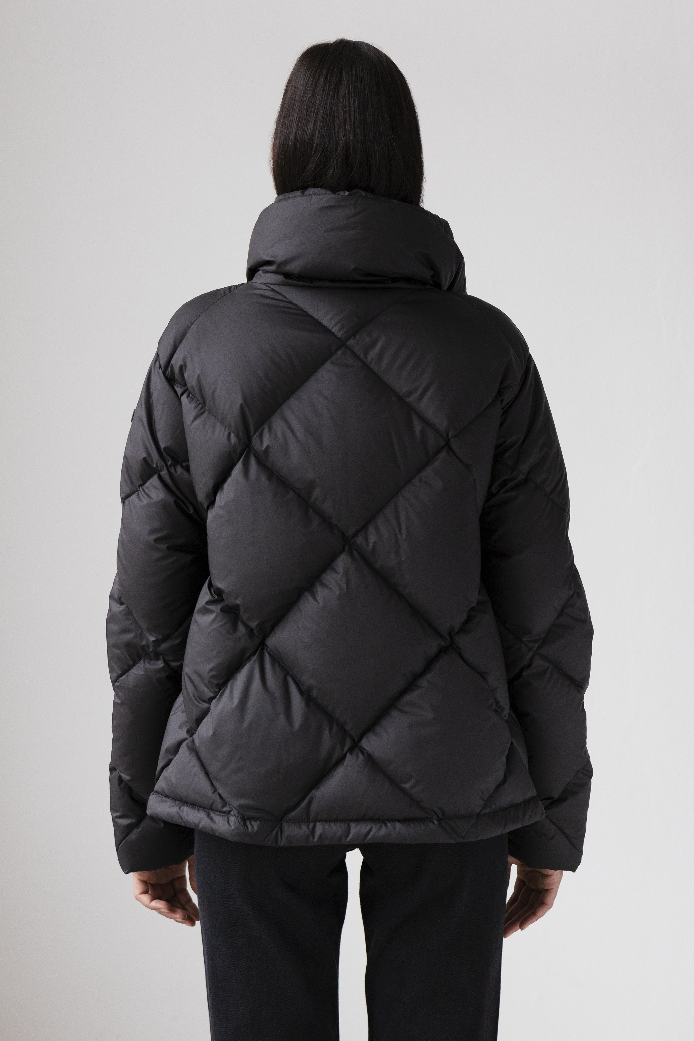 short Diamond quilted Lempelius Jacket in color black