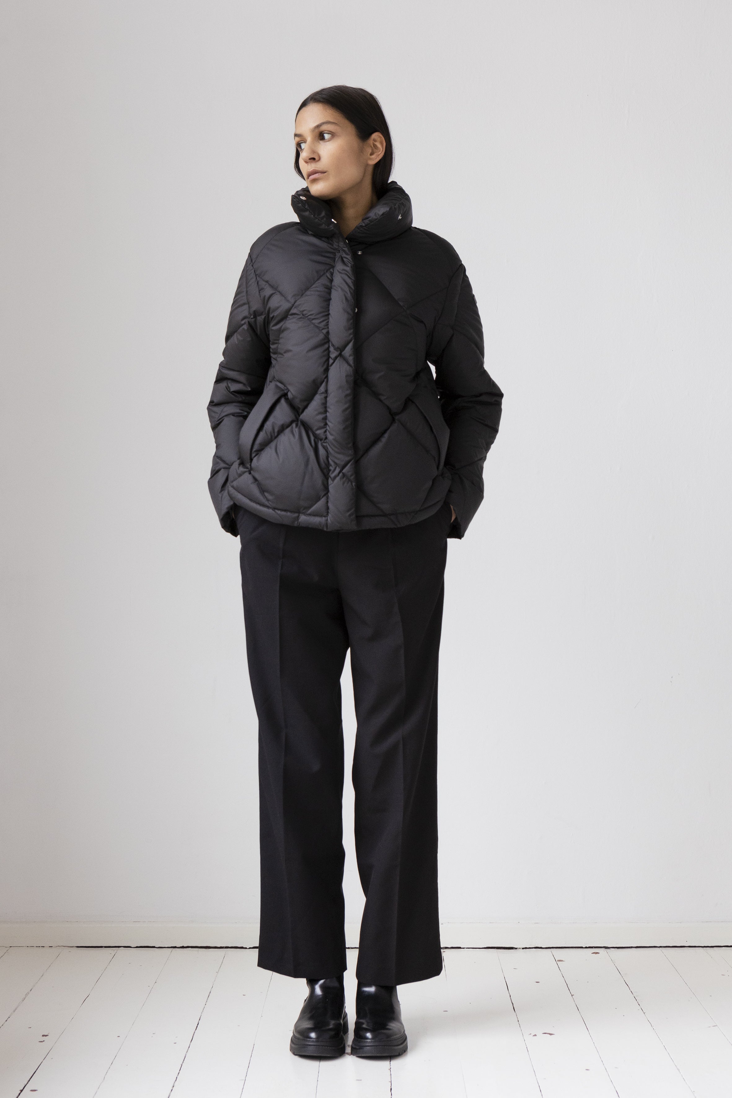 short Diamond quilted Lempelius Jacket in color black