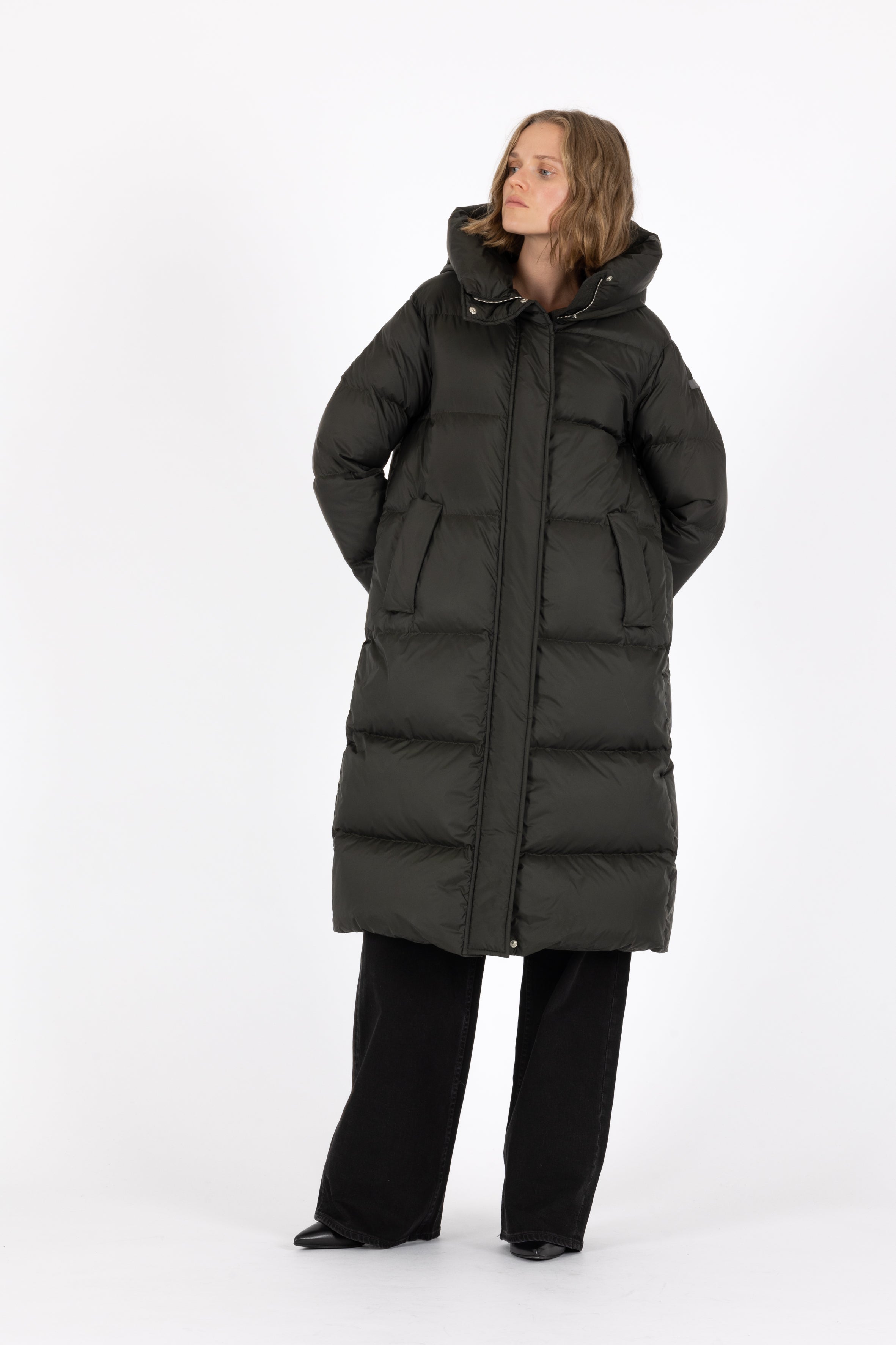 Long hooded Lempelius downcoat with a slim sihouette