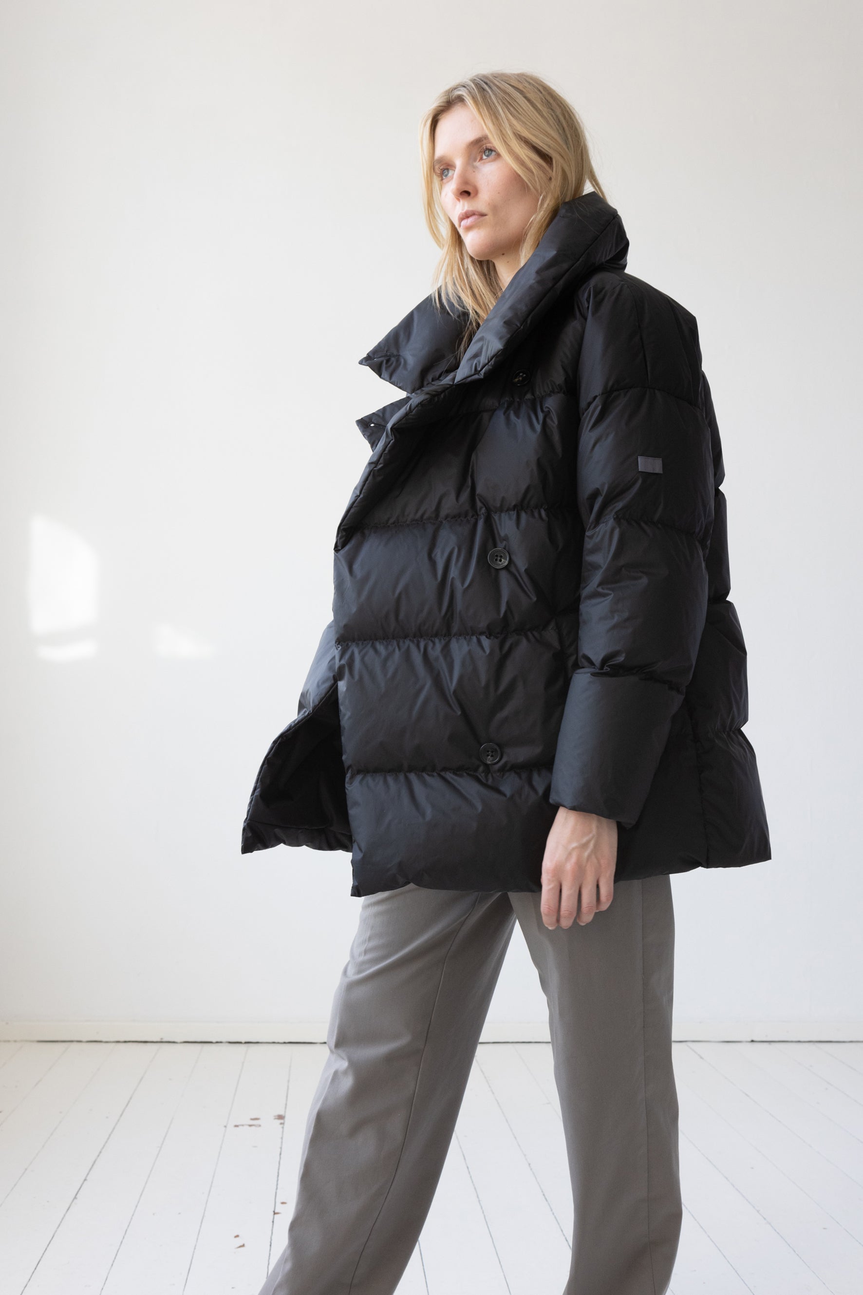 short quilted Lempelius down jacket in color black