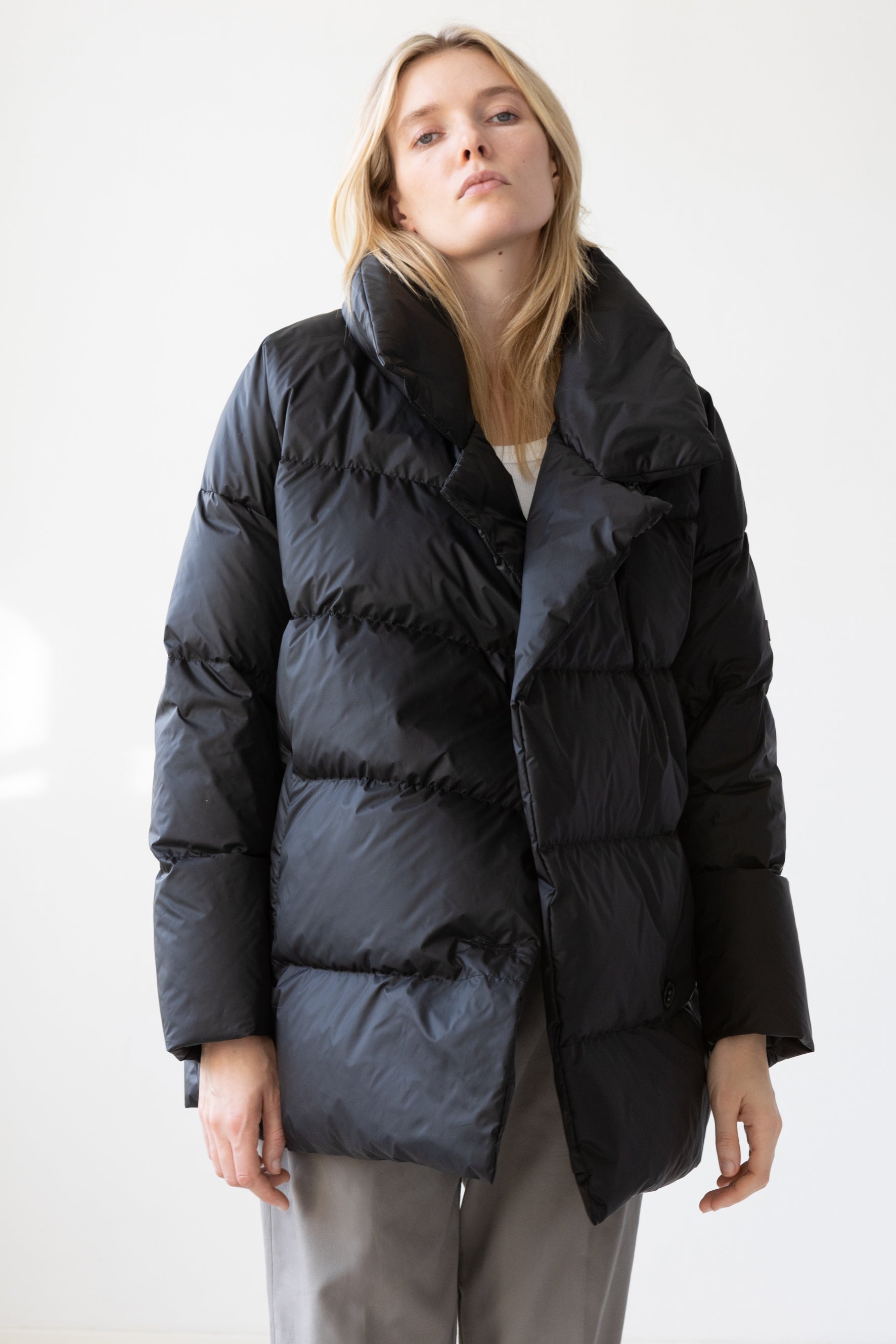 short quilted Lempelius down jacket in color black