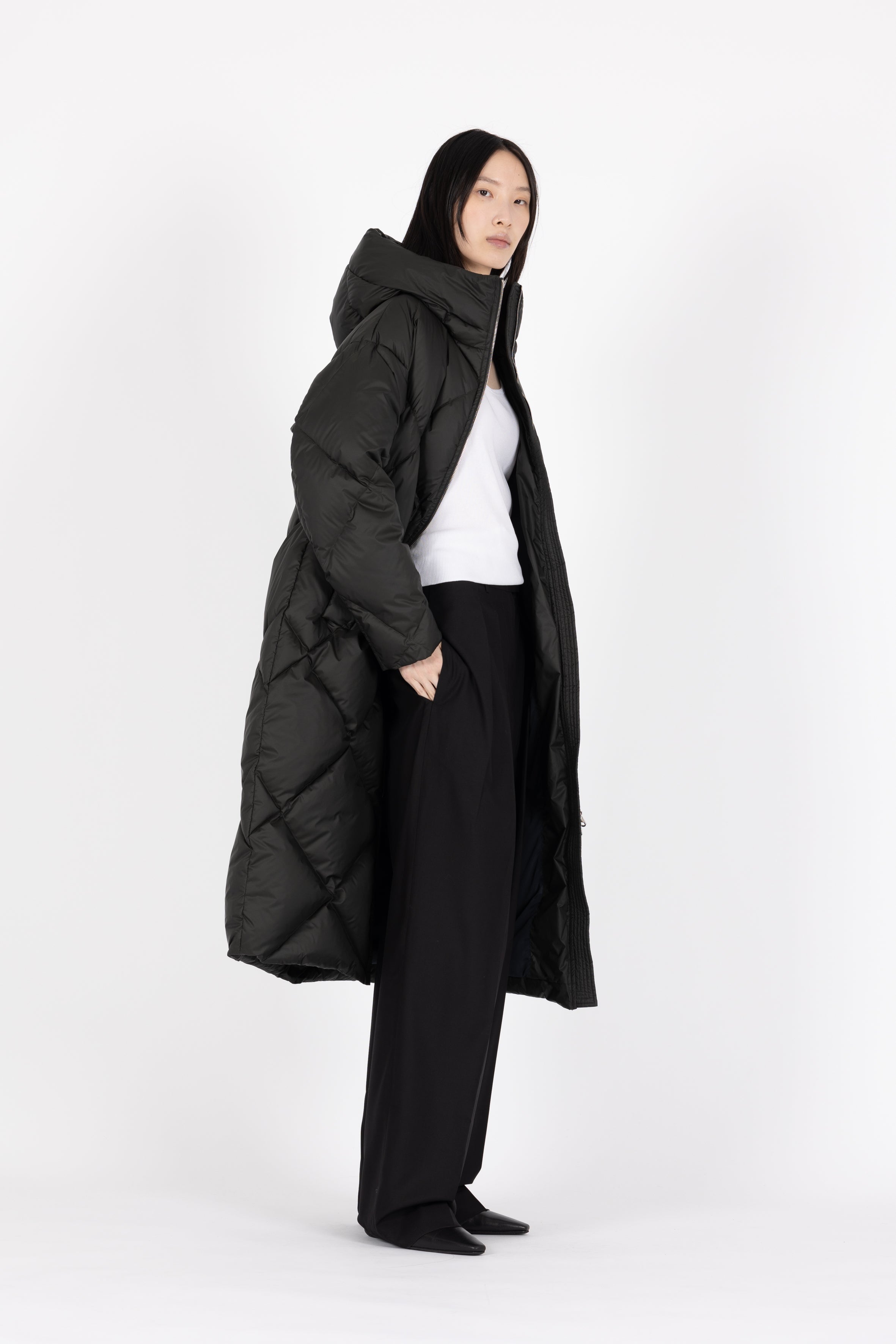 large Diamond Quilted down coat with polished two-way metal zipper