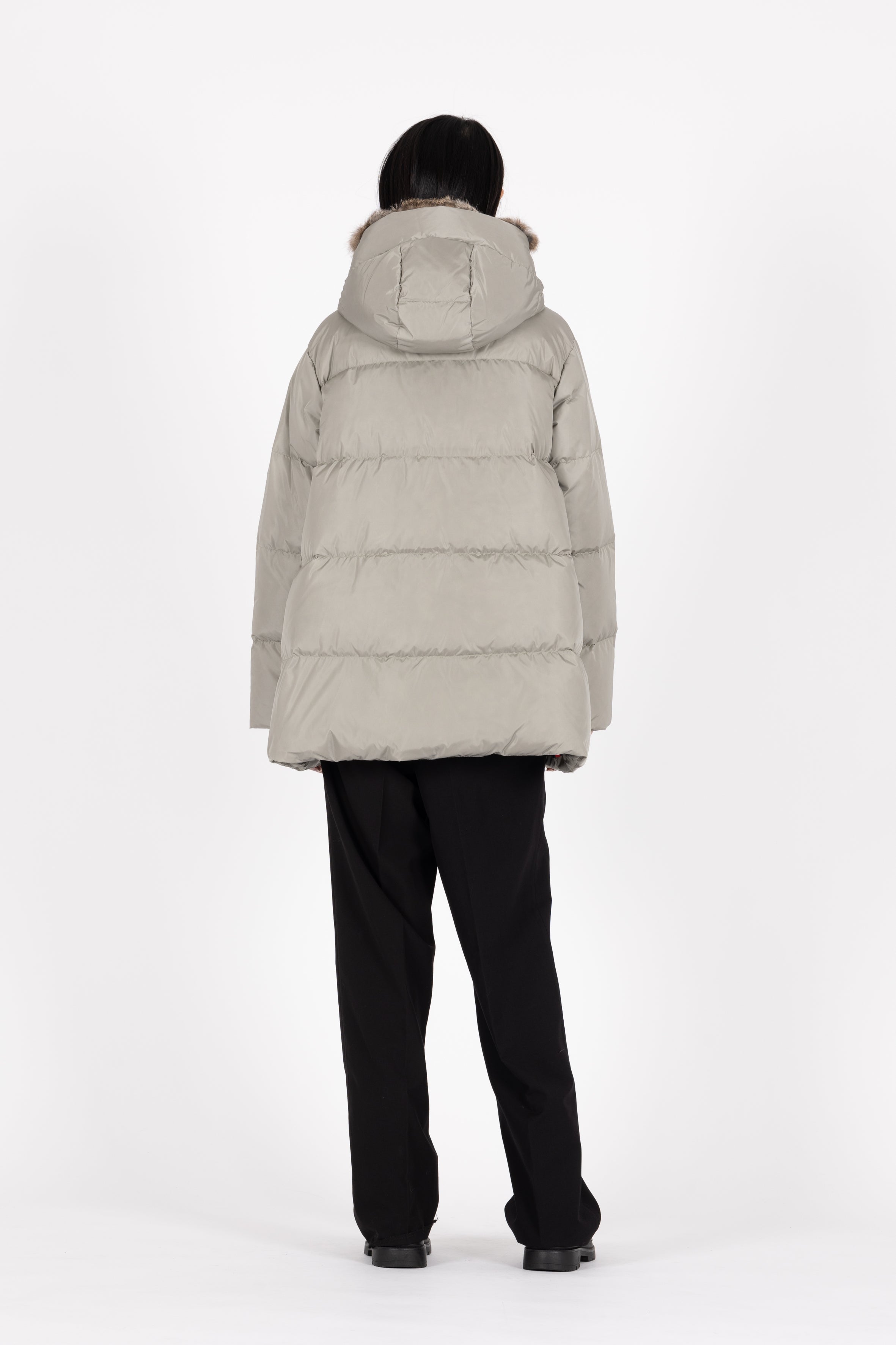 short down jacket with flap pockets and fur