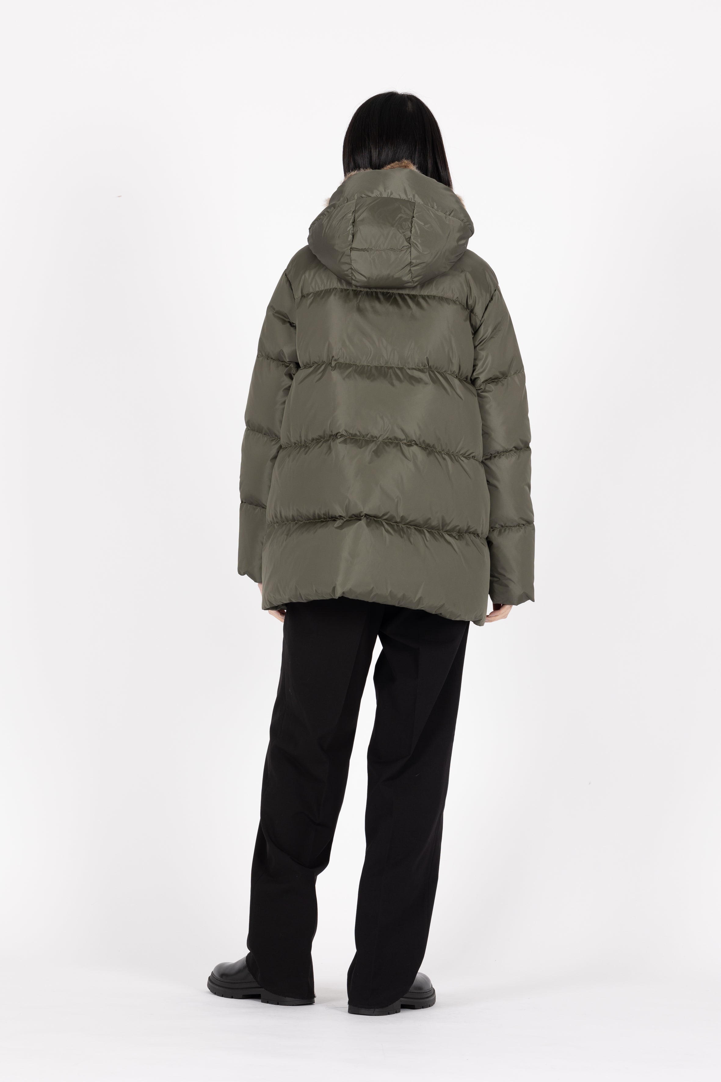 short down jacket with flap pockets and fur
