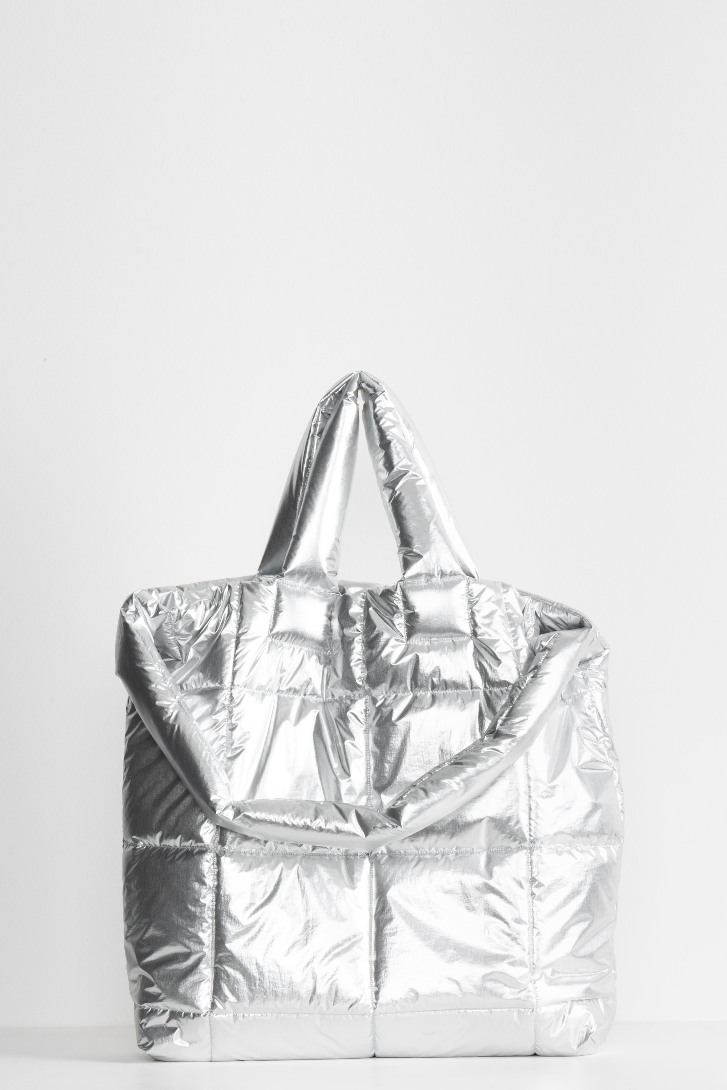 Voluminous Lempelius Pufferbag in the color silver bag