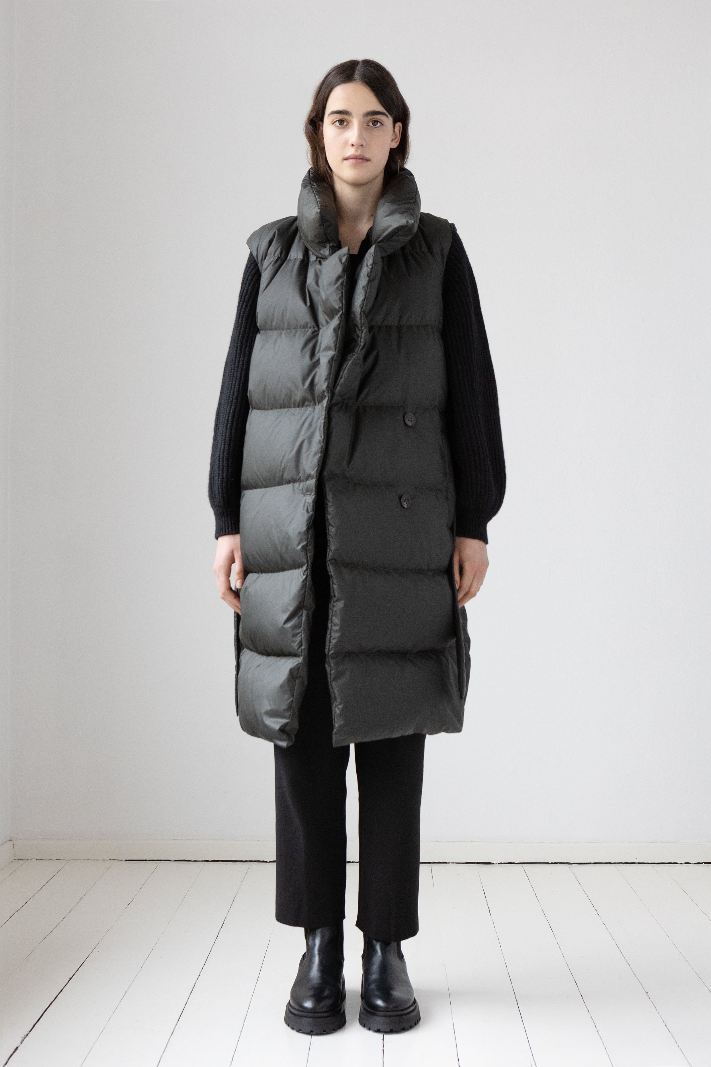 Long Lempelis down gilet in deep green