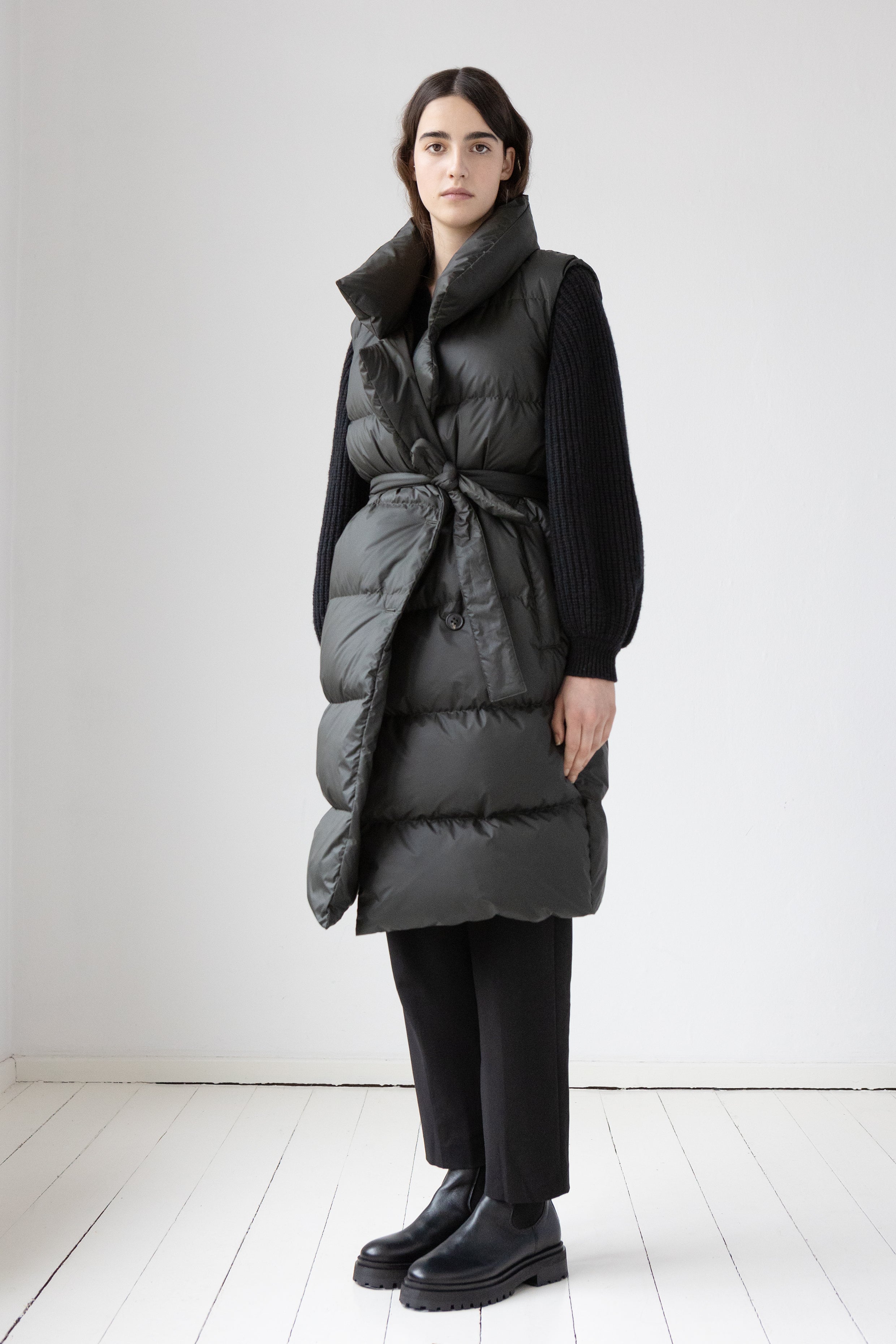 Long Lempelis down gilet in deep green