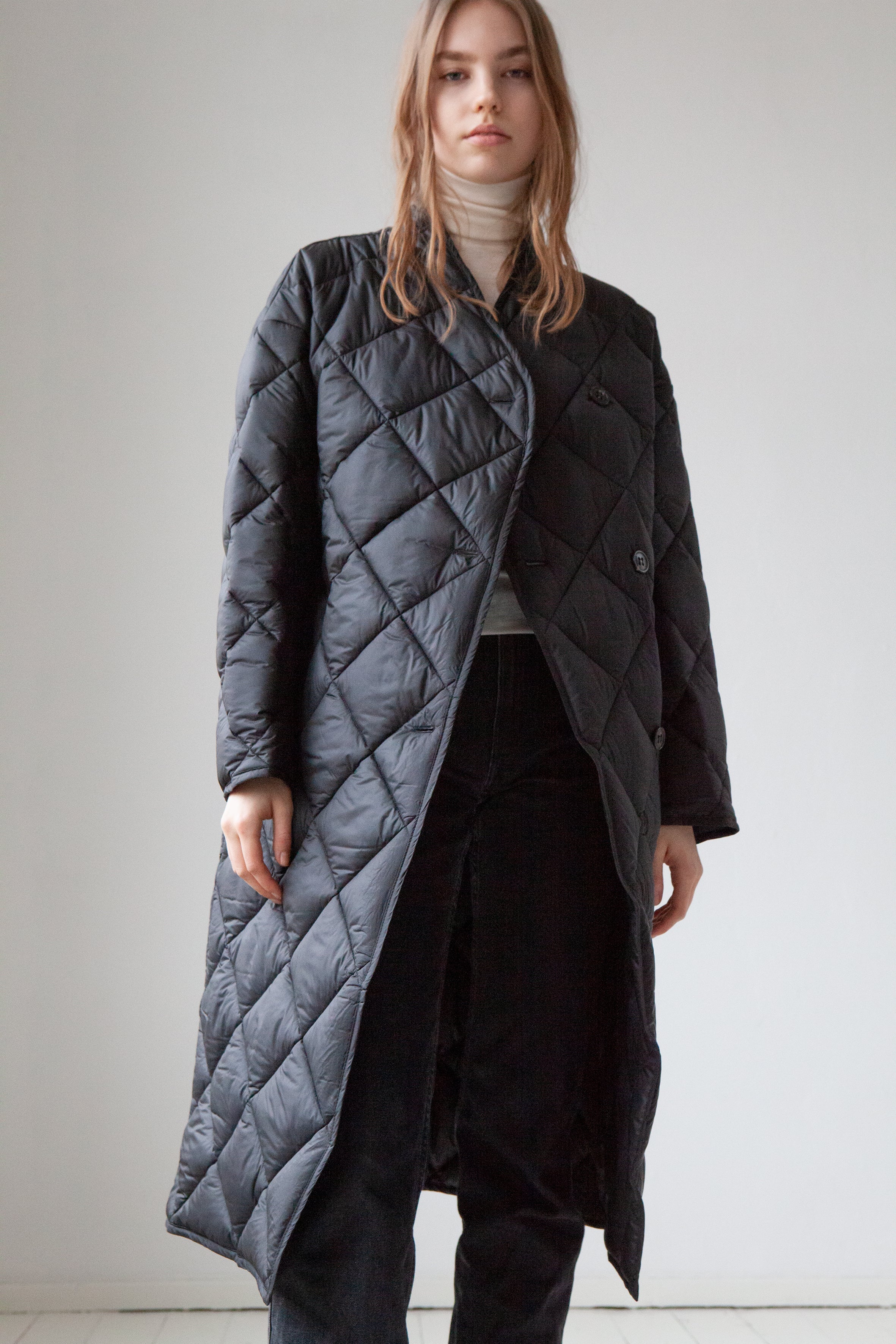 Long quilted Lempelius coat in black