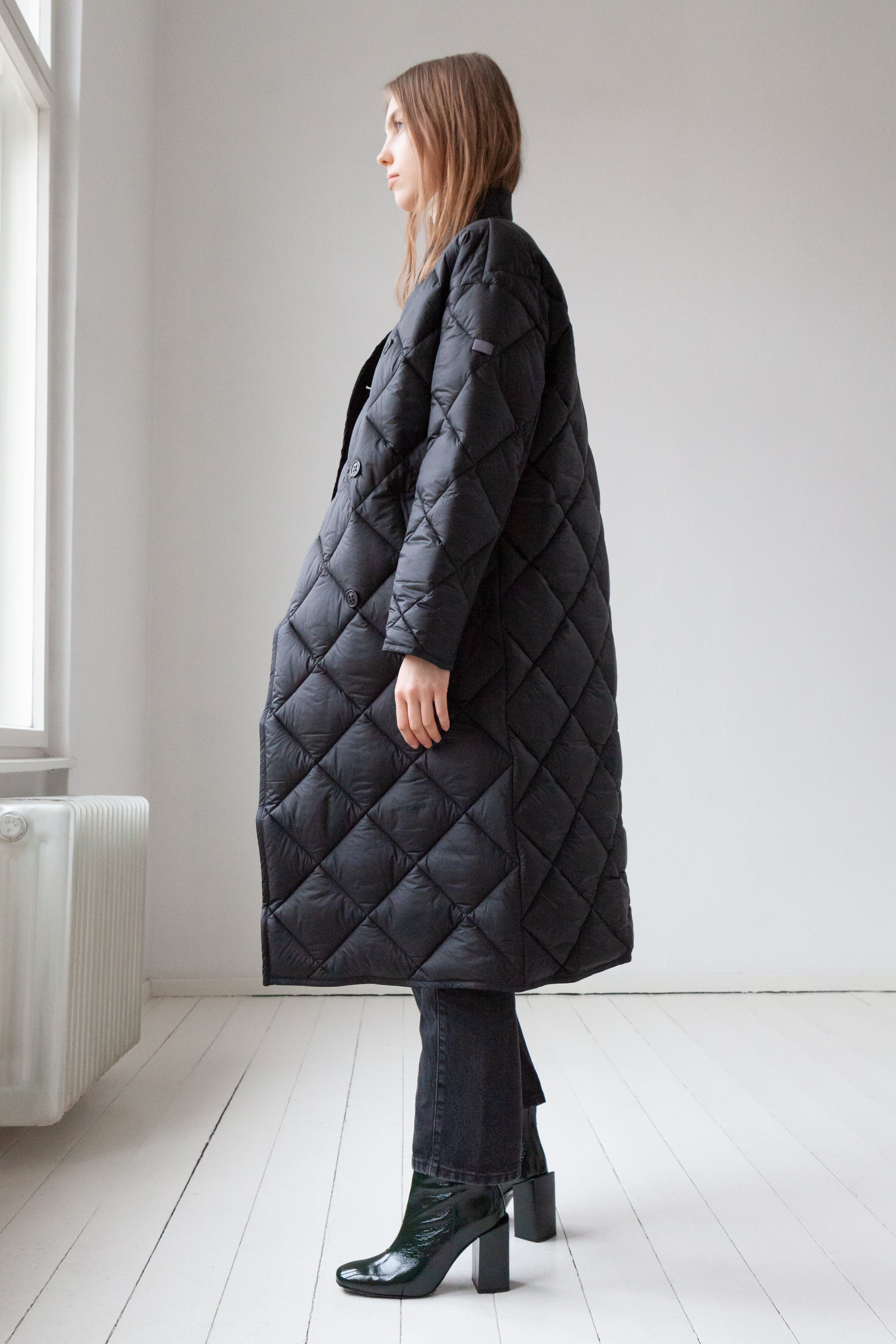 Long quilted Lempelius coat in black