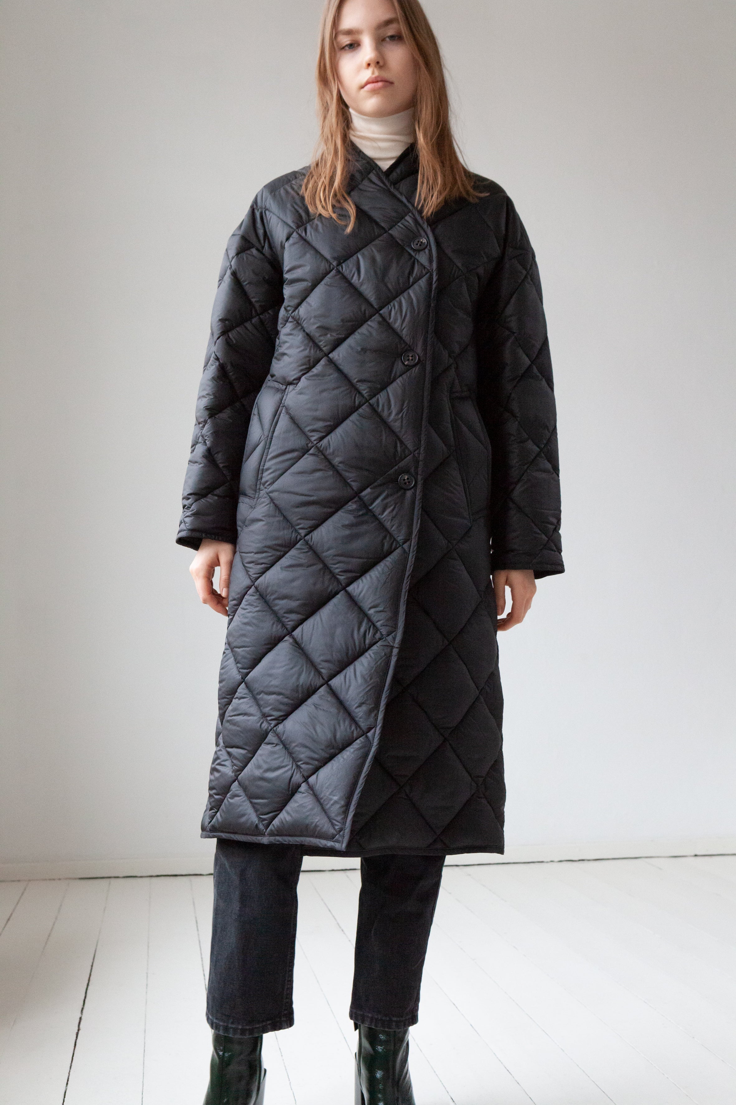 Long quilted Lempelius coat in black