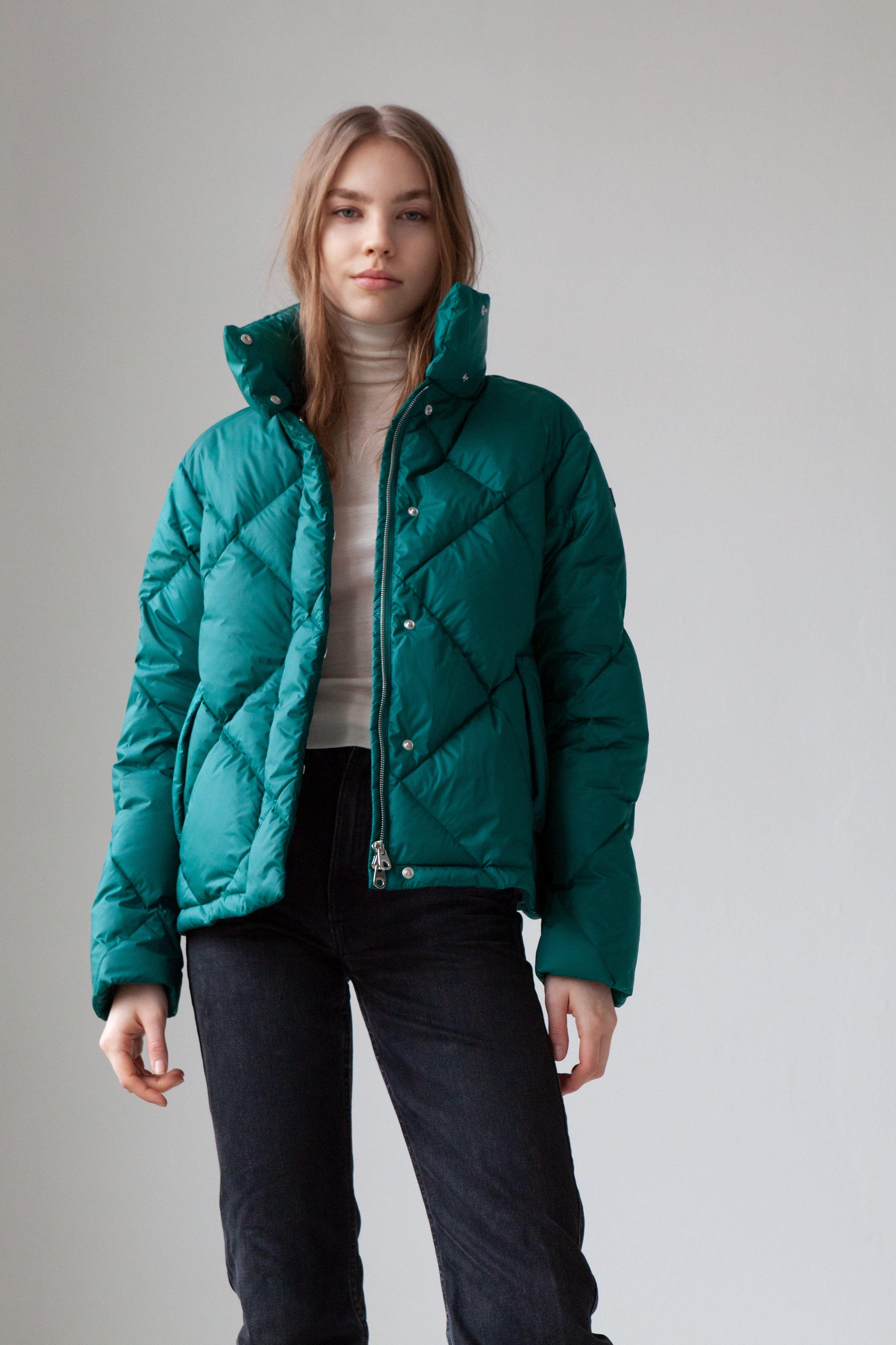 short Diamond quilted Lempelius Jacket in color petrol bottle green