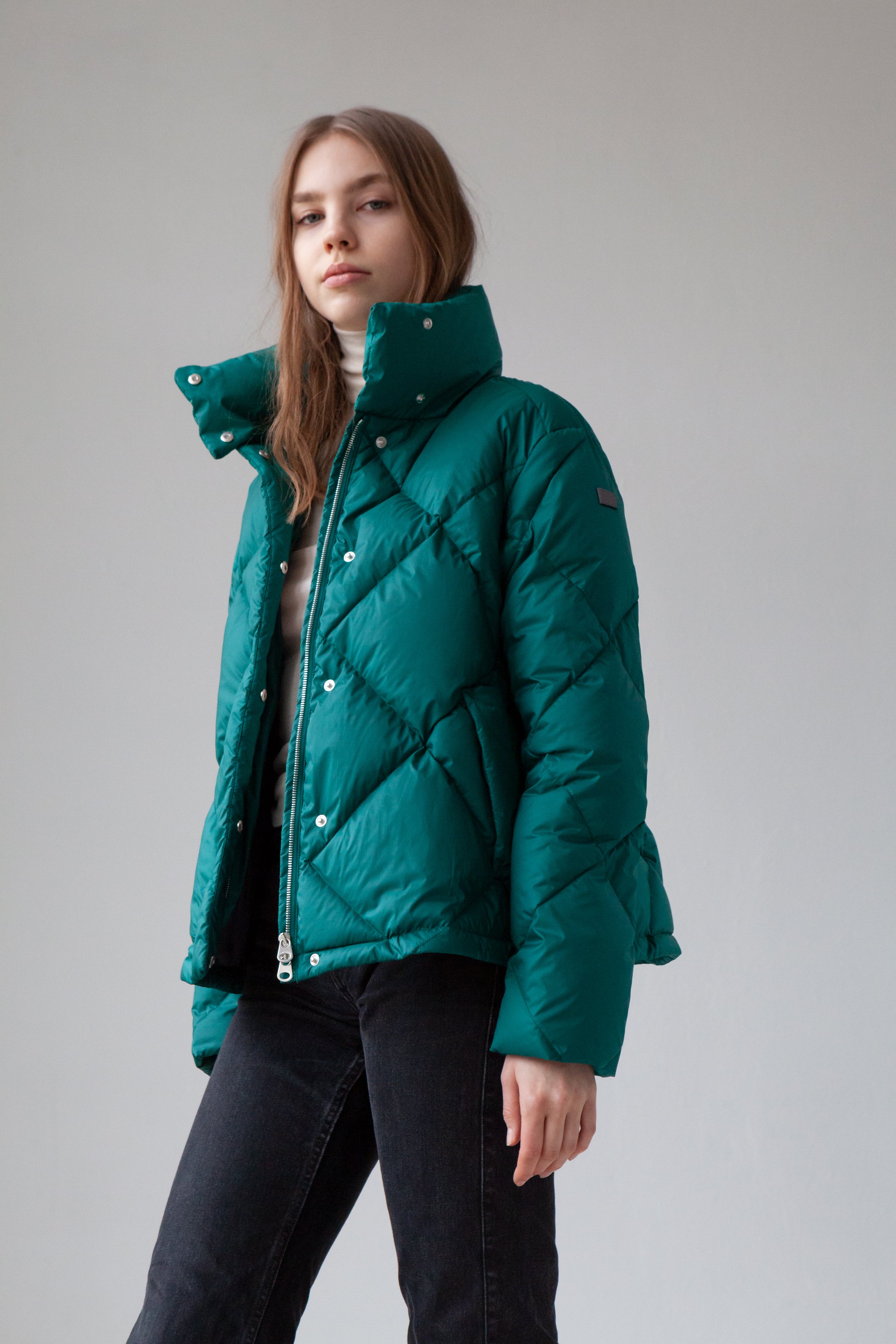 short Diamond quilted Lempelius Jacket in color petrol bottle green