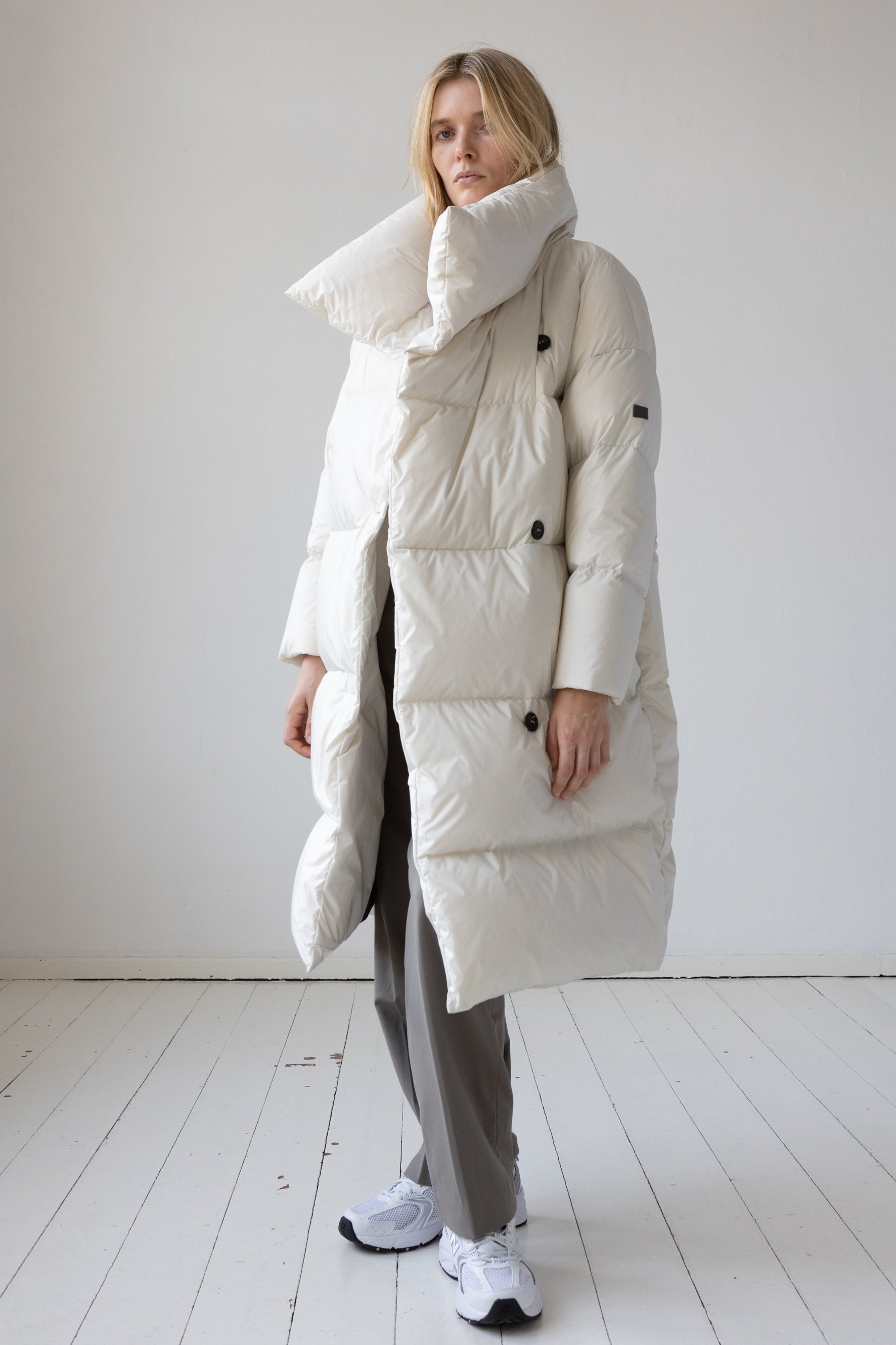 Coat with a hood in the collar - offwhite