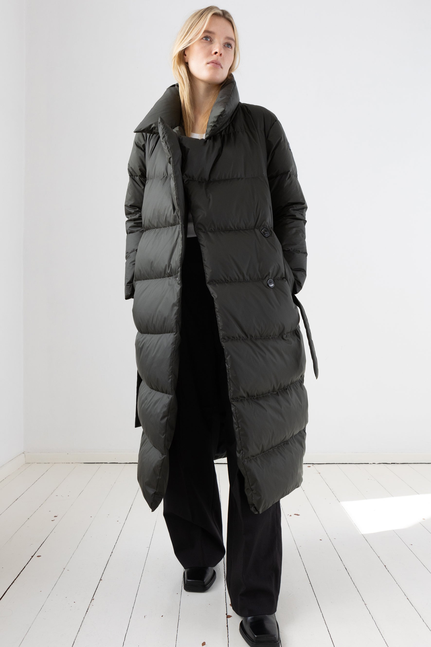 Long belted Lempelius down coat in the color deep green