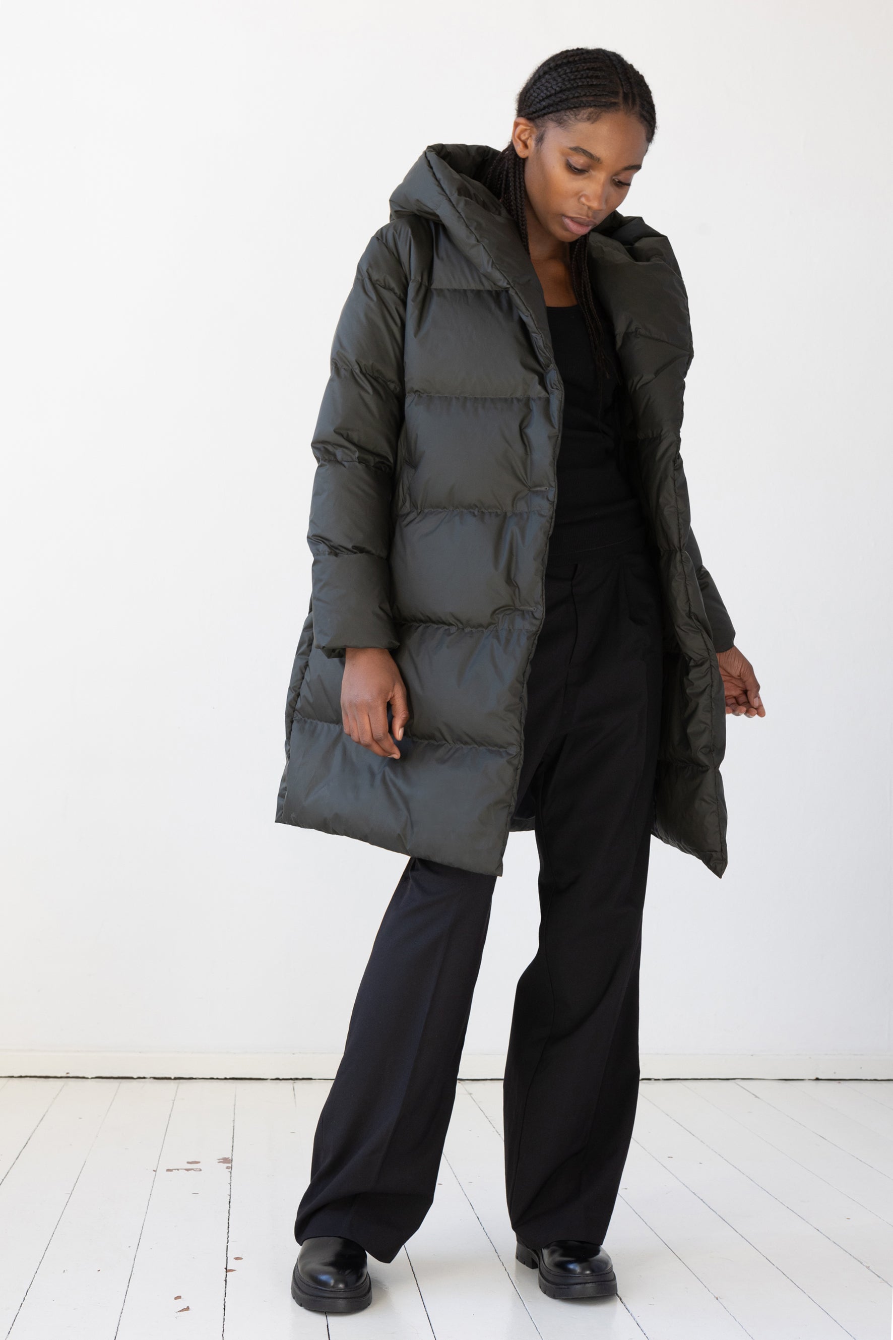 fitted mid lenght Lempelius down coat in deep green