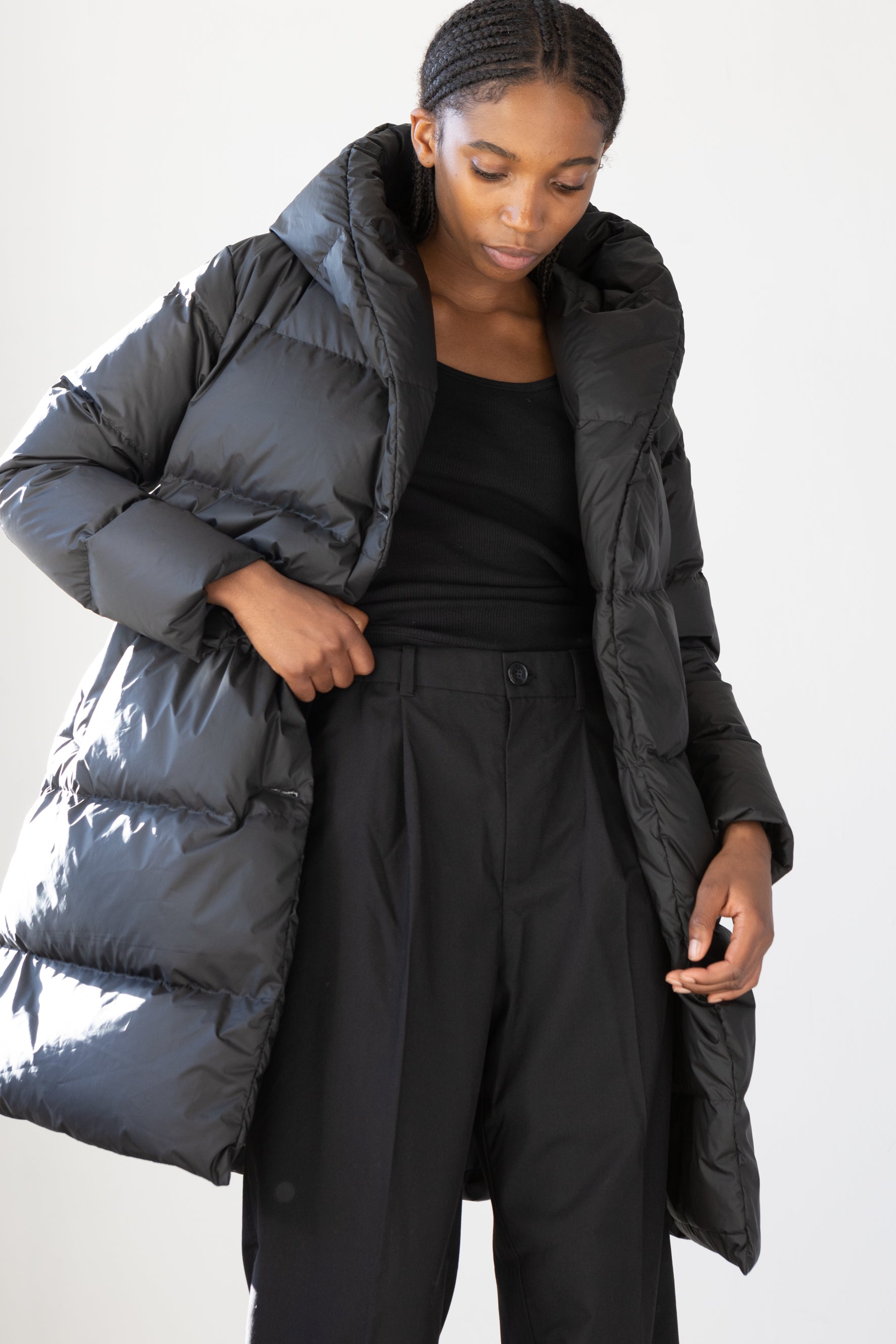 fitted mid lenght Lempelius down coat in black