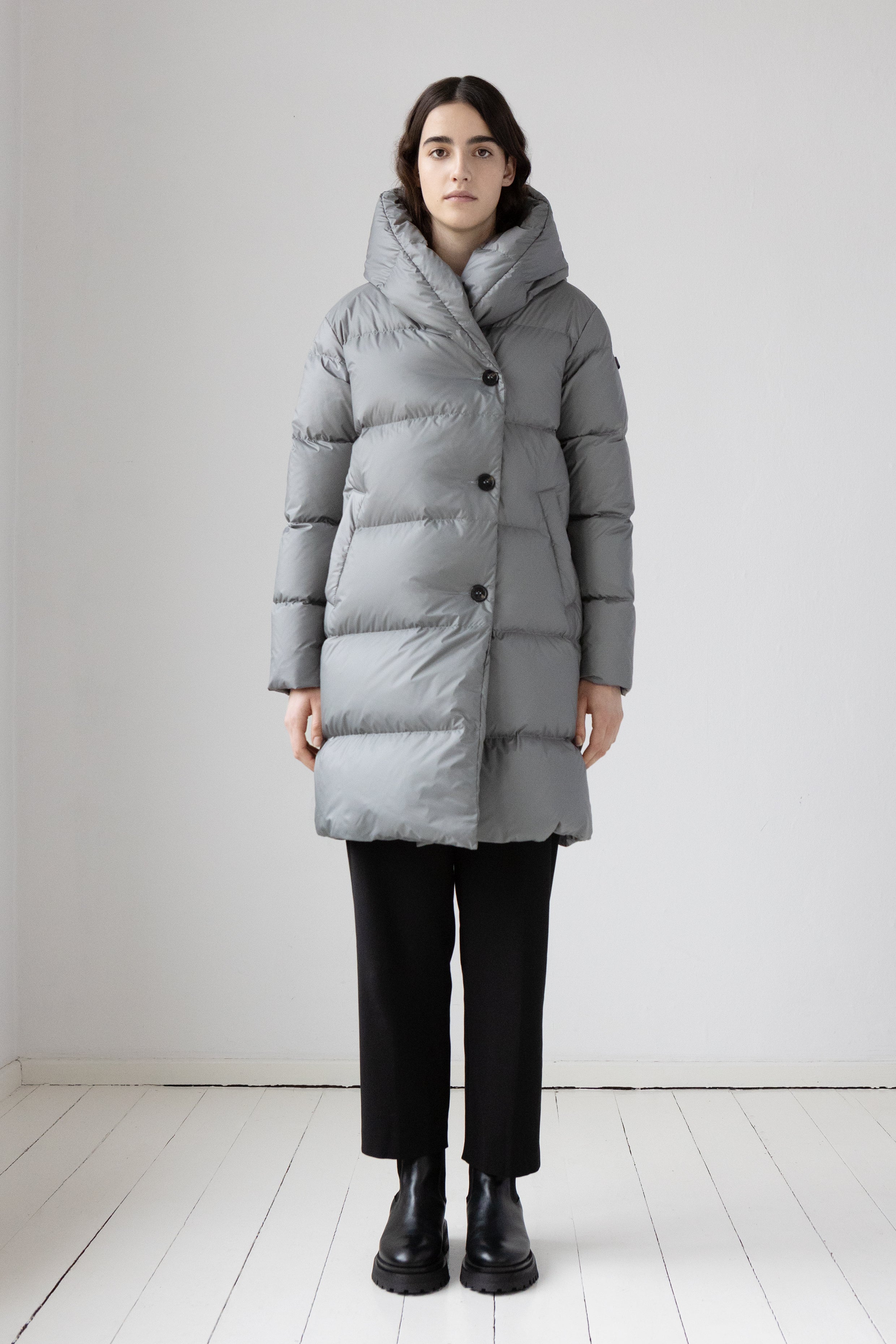 fitted mid lenght Lempelius down coat in stone